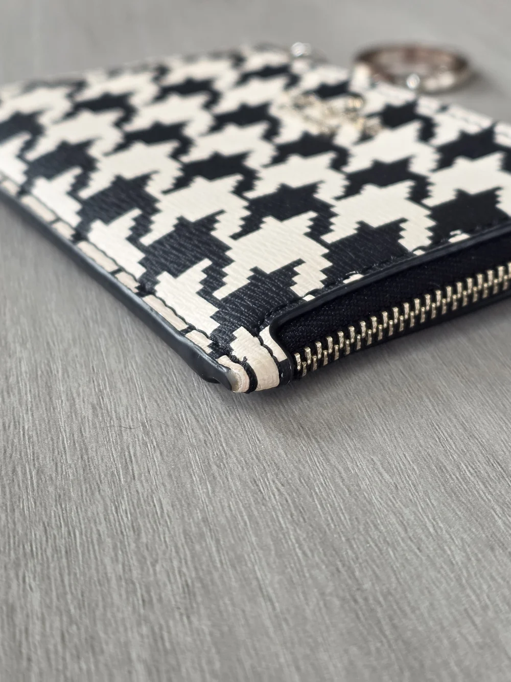kate spade houndstooth zip key pouch - black & white